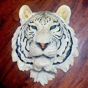 Glass lion head, black and white